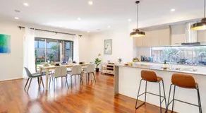 Lux Clyde North Super Spacious Retreat - Image 4