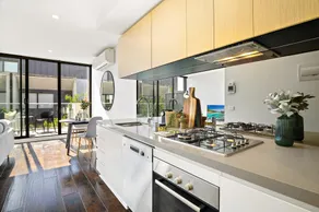 Bright 1BR Apartment Near Maribyrnong River - Image 4