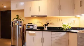 12e Spacious Cozy Suite at The Venice Mall with FREE Parking and Washing Machine - Image 5