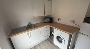 Train Station Cosy 2 Bed Apartments - Free Parking & WiFi - Image 4