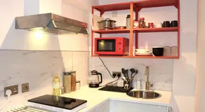 Modern studio apartment; 10min walk to town & quay - Image 3