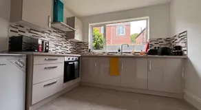 4 Bedroom House in Newcastle city centre location, Free Parking, Fast WiFi - Image 5