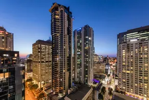 Oaks Brisbane River City Suites - Image 3