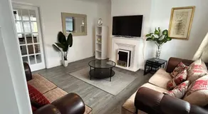 Cosy 3-Bed Retreat - Garden Parking & Bbq - Image 2
