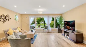 Toronto Luxury Suite with Free Parking, Near Airport - Image 2