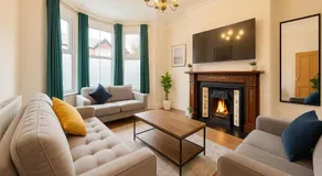 Large CityCentre Townhouse & Hot Tub, Pool Table and Offroad Parking - Image 2