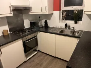 Stylish 4-Bed Luxury Apartment in Prime Location - Image 5