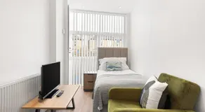 Stylish 2BR Apartment Near Beckenham Station - Image 2