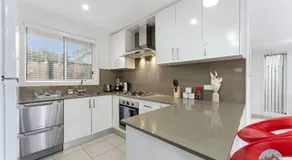 Comfortable 4-Bed House in Fairfield with Parking - Image 3