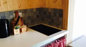 Cosy Private Cabin with parking in good location - Image 3
