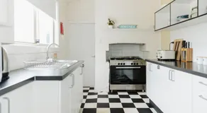 Clifftop Cottage at The Portsea Camp - Image 3