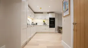 Brand New Modern 2-Bed Dog-Friendly Apartment in Broadway High Street - Sleeps 6 - Image 4