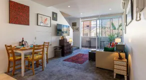 Elegant Apartment, Heart of Newtown with Secure Parking - Image 2