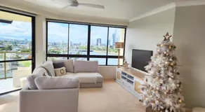 Penthouse in Surfers Hawaiian Holiday Apartments - Image 2