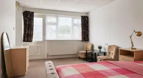Stylish Studio with SuperKing Bed - Image 2