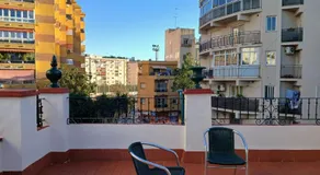 Bonitas habitaciones con aire acondicionado y terraza en casa residencial cercana al centro histórico de Málaga - Image 4