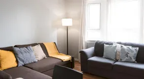 Cozy two bed flat near Glasgow Airport & Paisley - Pass the Keys - Image 2