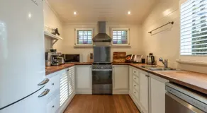 Carramar Coach House, Romantic Falls Retreat - Image 3
