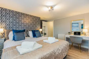 Charming Apartment In Andover Town Centre 55'' 4K Smart TV Netflix - Image 2