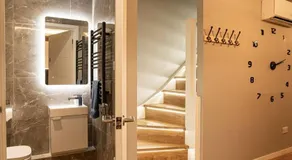 Modern 2BR House & Private Parking & Kid-friendly - Image 4