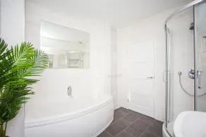 Spacious Georgian Coach House with Parking - Image 2