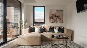 2 Bedroom - Old Trafford - Balcony - Free Parking - Image 3