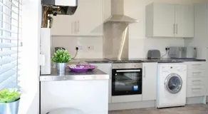 Purple Blossom, 2 bed apartment, Wi-Fi, near Didsbury, free parking - Image 3