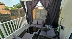 Luxury One Bedroom En-suite with Free Parking - Image 2