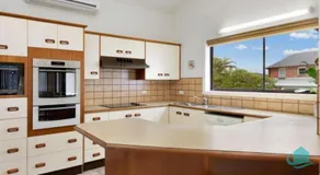 Rosies Family Spa Retreat - 300m to the sandy shores of Caves Beach - Image 3
