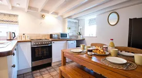 Hollyhocks 2 Bedroom House with Extra Sleeping Option - Wiltshire - Image 3