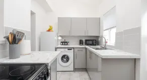 Stylish 3BD Home Contractors Long Stays Sleeps 8 WiFi Garden Parking - Image 5