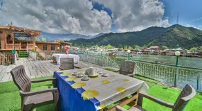 Firdous Houseboats at Dal Lake - Image 2