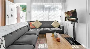 Charming 2-Bed Near River & City - Image 2
