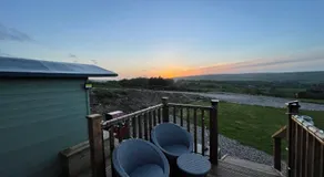Oakley View Shepherds Hut with hot tub - Image 5