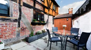 "Wesley House" Historic home in town Centre with Parking Options - Image 3