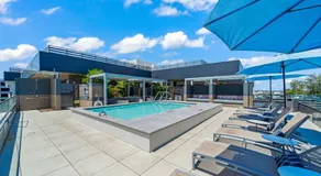 Chic Downtown Stay Walk to Beach - Image 3