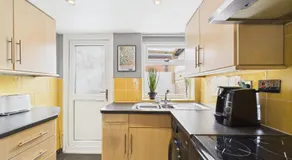 2-Bed Cheltenham Town Centre Kings Row - Free Permit Parking - Image 5