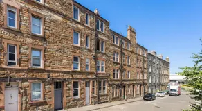 Sleek Canalside Stay in Edinburgh - Image 5