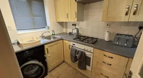 Cosy 2 Bedroom House - Large Driveway, EV Socket, WiFi, Contractor & Leisure Stays - Image 3