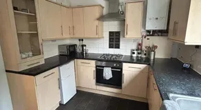 Cosy 3-Bed Retreat - Garden Parking & Bbq - Image 3