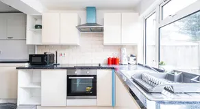 Dagenham Self catering House for Larger Groups with Free Parking - Image 4