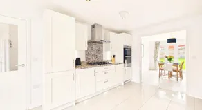 Modern 4-Bed Home with Garden and Parking - Image 4