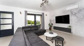 Villa adaptée aux familles avec piscine - Image 2