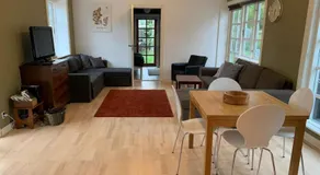 Modern 2 bedroom cottage close to airport and town - sleeps 8 - Image 2