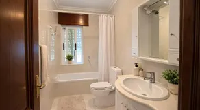 Isa Rooms Sarria - Image 5