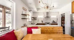 Cozy Volcanic Rainforest House - Image 3