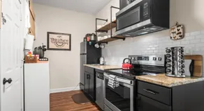 Mountain Bungalow-Walk to Downtown/Biker's Dream! - Image 3