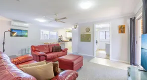 Lorikeet Retreat 2 Pet Friendly Air Conditioned Holiday House - Image 2