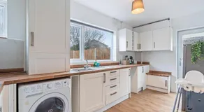#93 Stylish Warwick Home - 10 mins to Warwick Castle - Sleeps 6 - " Perfect for Contractors and Families - Free Parking" - Image 4