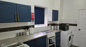 Spacious Entire House with Free Parking Perfect for Relocators Contractors and Long Term Stays - Image 3